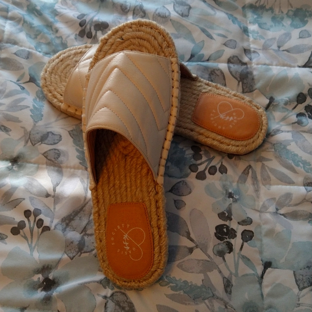 BNWOT! Oasis Society Cream Quilted Vegan Leather Espadrille Sandals Size 8.5